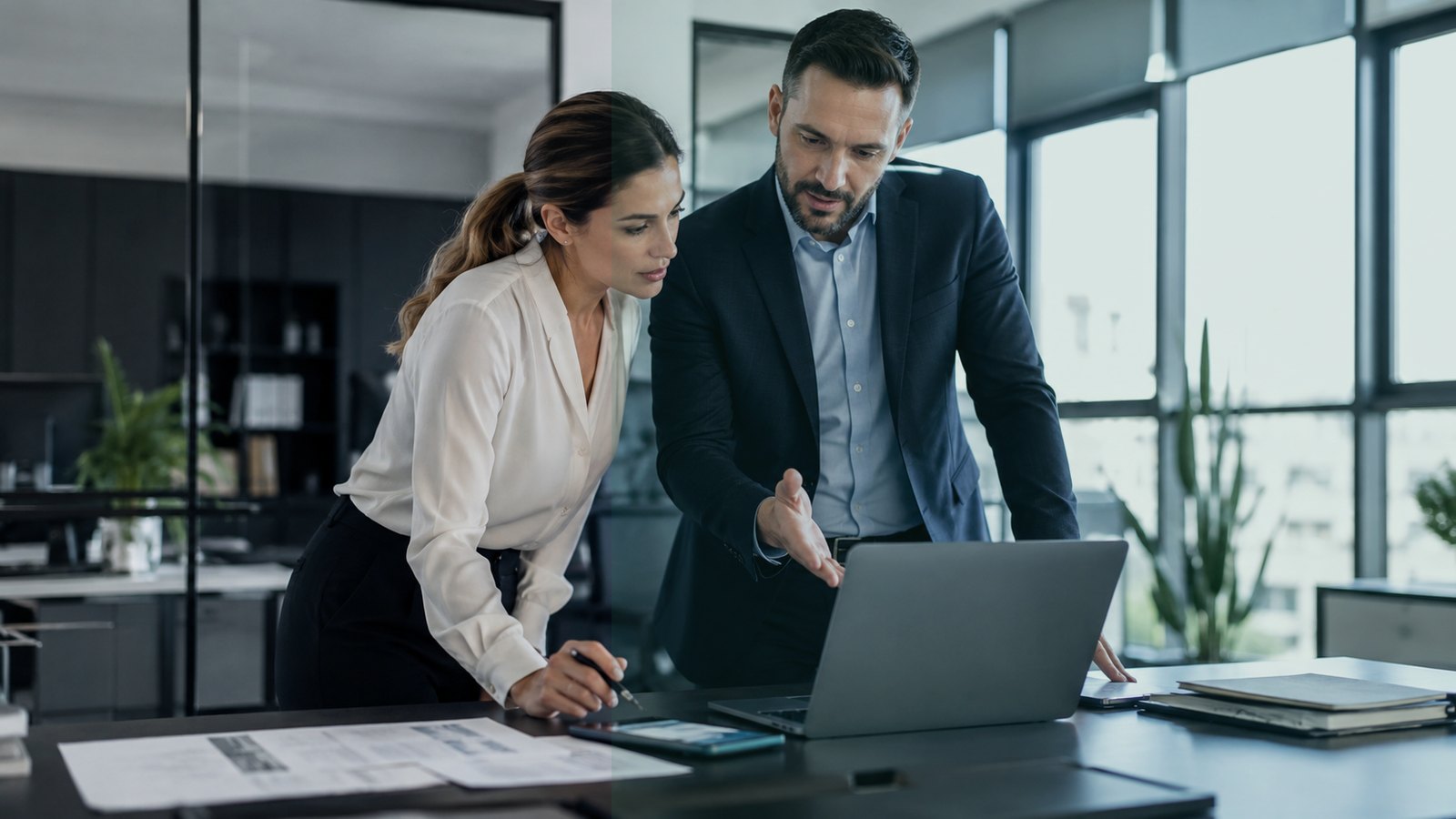 Professionnels analysant des documents dans un bureau